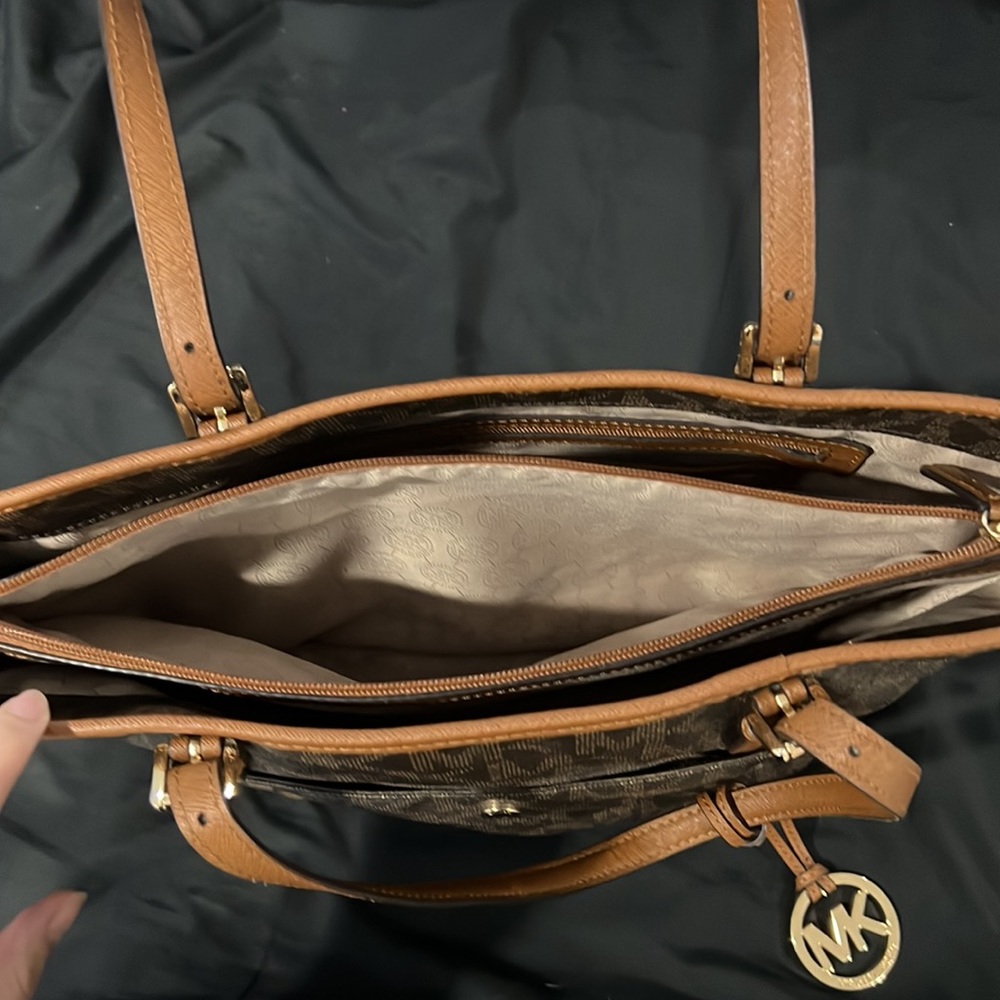 Michael Kors tote - Picture 7 of 9